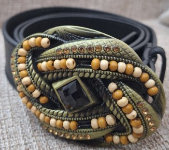 Cinto preto fivela em pedraria