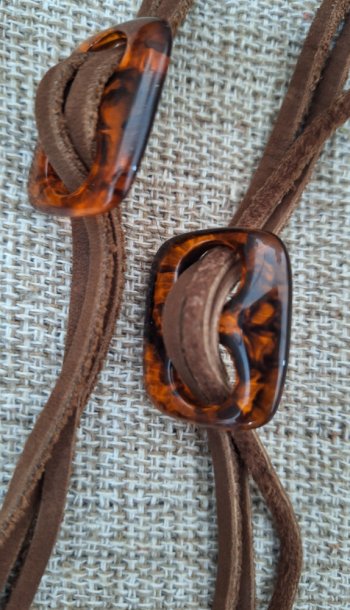 Cinto fino trançado com fivelas