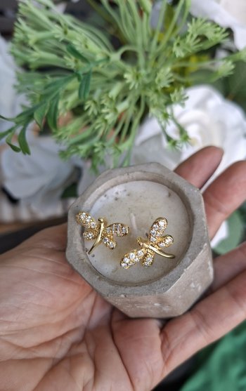 Brinco dourado libélula